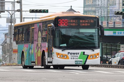 鼓勵學生搭乘市公車通勤，市府持續調整並增闢路線，提升乘車便利性