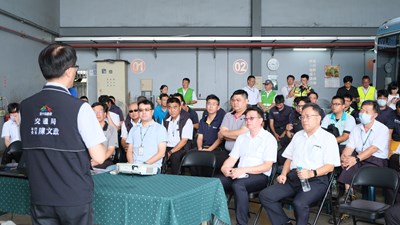 市府交通局聯合消防局、車商、客運業者等辦理電動大客車消防演練