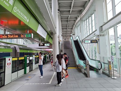 台中捷運綠線各車站月台上方設備帶均擴大遮蓋範圍。