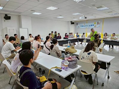 課堂上學員們專注聆聽講師與培訓犬的示範，學習在人犬相處中建立理解與信任。