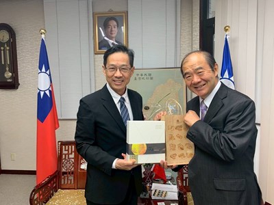 經發局張峯源局長、台北駐福岡經濟文化分處陳銘俊處長(右)