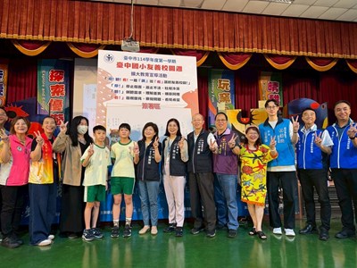 賴緣如副局長與學生代表各界仕紳簽署友善校園海報