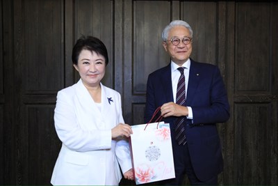 盧市長與吳東亮理事長合影