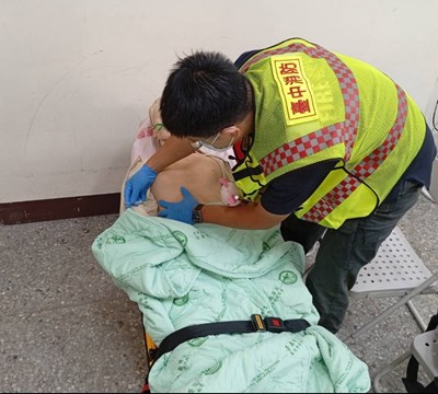 救護員模擬於救護車上為患者右側執行胸針刺減壓操作