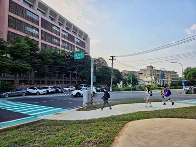 01-嶺東科大感謝市府貼心規劃!綠36綠地完工守護開學首日通行安全_0