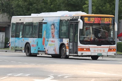 透過先進駕駛輔助系統(ADAS)提供即時安全提示,輔助駕駛判斷路況