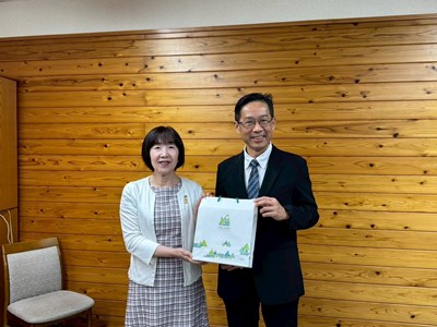 經發局張峯源局長、環境與森林部部長長倉佐知子(左)_0