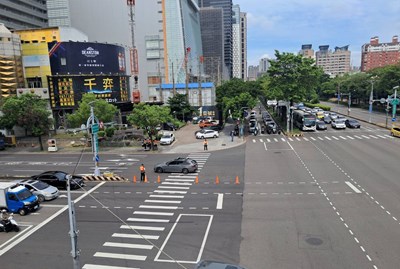 市府持續要求七期商圈業者安排交管人員，以導引車流維護周邊道路順暢