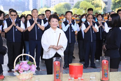 盧市長帶領同仁於台灣大道市政大樓舉行中元普渡 (4)
