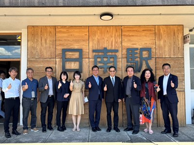 中市府參訪團與日南市府團隊在日南車站合影