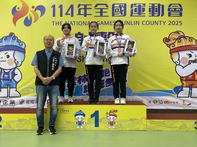 主照-運動局謝副局長頒獎給奪得銀牌的翁慧雯(左),勉勵臺中選手再創佳績