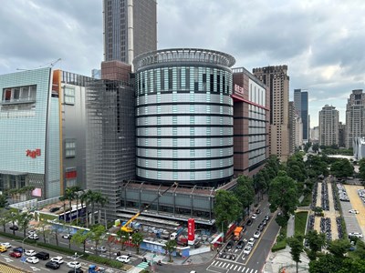 新光三越百貨外觀施工架拆架