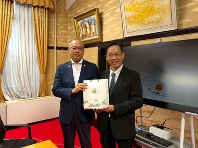 經發局張峯源局長、宮崎縣副知事佐藤弘之(左)