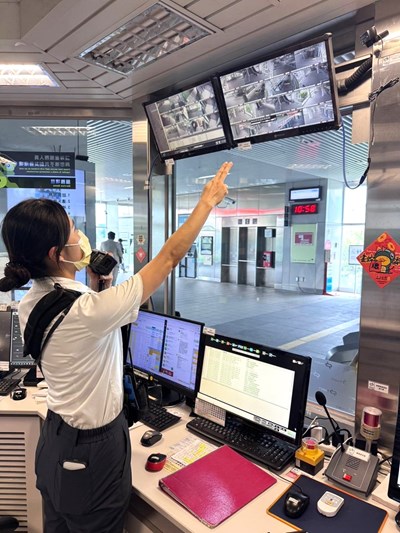 台中捷運值班站長透過監視器掌握車站狀況