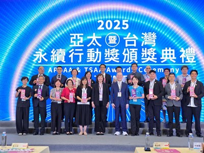 社會局林副局長代表受獎