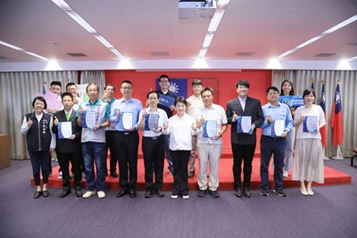 職業安全衛生優良單位及人員獲獎合照_0