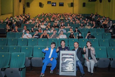 電影《詭鄉》監製陳頡昕(前排左1)、導演馬新語(前排左2)、臺中市政府新聞局專門委員劉仲偉(右2)、臺中市影視發展基金會副執行長王允踰(右1)與現場觀眾大合影留念