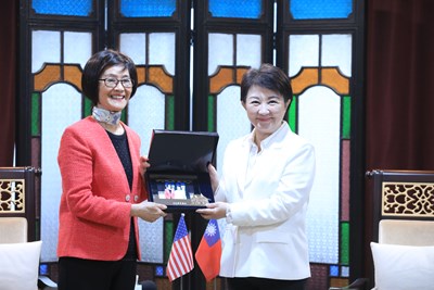 盧市長與白總會長合影
