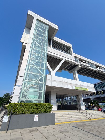 台中捷運烏日站1號出口玻璃電梯已加裝隔熱紙
