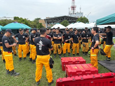 臺中市特搜大隊出動35名特搜人員、1名醫師及2隻搜救犬前往救援_0