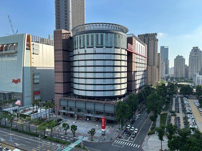 以公共安全為唯一標準 為消費安全把關 都發局：新光三越百貨台中店9月26日依規核准恢復使用 請其後續應依規維護建物合法使用和公共安全等 (3)