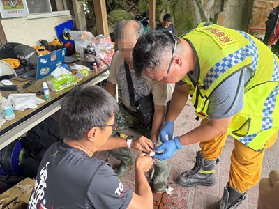 光田醫院急診部災難救護醫學科的高正國主任於花蓮光復糖廠醫療區協助受傷民眾