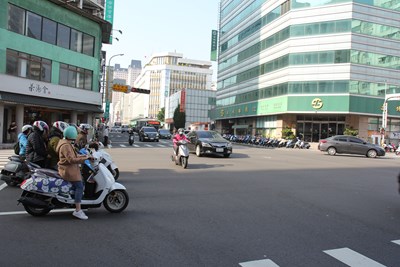 連假期間預期車流將會提升，提醒民眾可多利用替代道路避開車潮_0