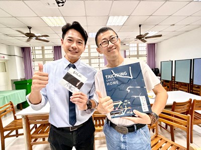 台中市政府交通局長葉昭甫(左)歡迎歌手李驥移居台中。