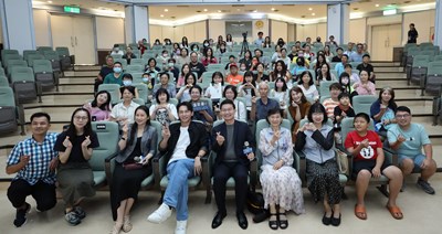 温昇豪、江主委及現場聽眾共同合影