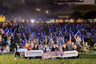 2025台中動畫影展戶外放映市議員李中代表、市議員江肇國代表、新聞局副局長陳瑜、影視發展基金會執行長張婉榆及副執行長王允踰等人與民眾合影