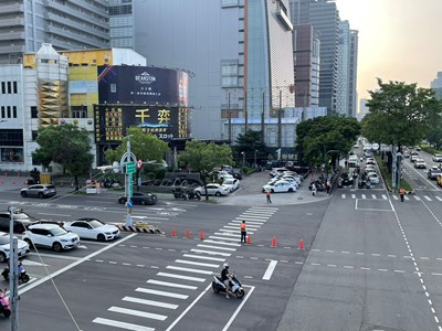 新光三越復業首日，七期商圈落實各項導引措施，交通運行順暢