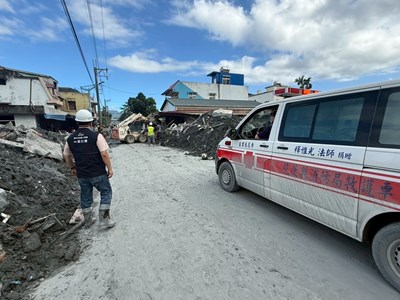 同島一命！中市府動員重機具馳援花蓮清淤救災 搶通救護車道路