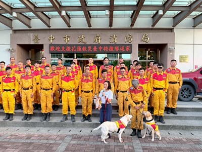 退役搜救犬「鐵雄」(左)特別回來探視學弟妹