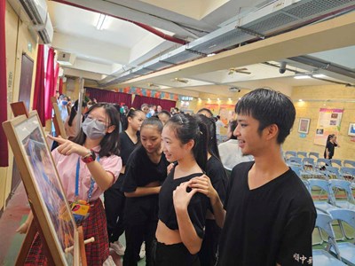 順天國中學生介紹展品