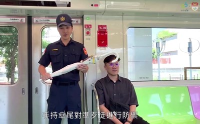 捷警示範如何使用長傘進行防禦