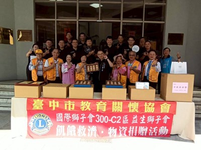 市議員林霈涵聯合台中市教育關懷協會、台中市益生獅子會至消防局第七大隊致贈中秋月餅