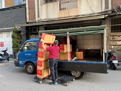市府專車送達花蓮！台中在地企業嘉味軒捐贈6000片太陽餅獻暖 盧市長致謝讚義舉 (3)