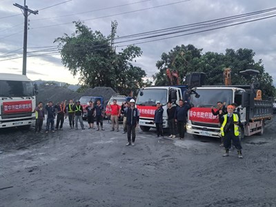 建設局救災團隊完成階段性任務，後續將由中市環保局接力進行道路清理復原_0