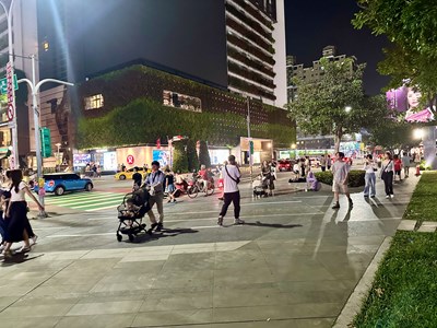01-市民「有感」升級!台中市民廣場步道優化更順暢、夜間更安全,民眾主動致謝市府貼_0