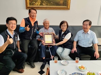 歡度百歲 賴副市長祝賀人瑞阿公福壽綿長