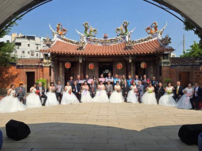 百年文昌祠化身幸福舞台 12對銀髮夫妻重溫婚紗夢