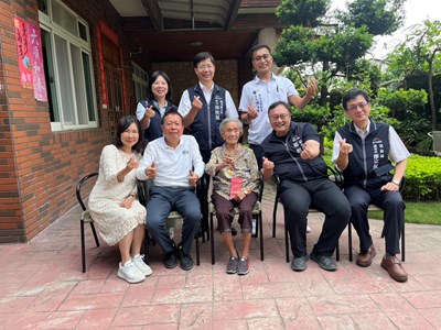鄭副市長重陽前夕訪百歲模範母親  祝賀幸福滿滿