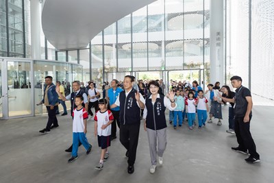 張大春副秘書長、建設局陳大田局長、文化局陳佳君局長帶領民眾進館。圖片來源:台中市立美術館