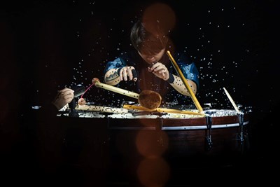 不二擊專注聲音創作,以擊樂為核心延伸劇場、舞蹈與裝置藝術領域