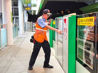 保全發現異狀,立即按壓緊急停車按鈕並通報站長。