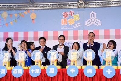 張局長與貴賓call out購物節得主