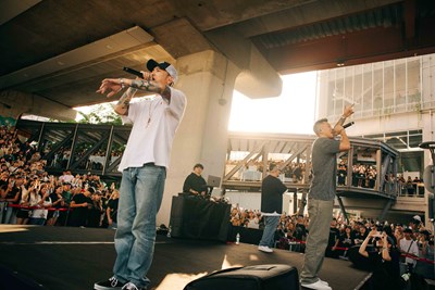 頑童MJ116團員驚喜現身捷運松竹站。