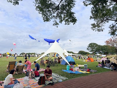 市民席地而坐享受野餐樂趣