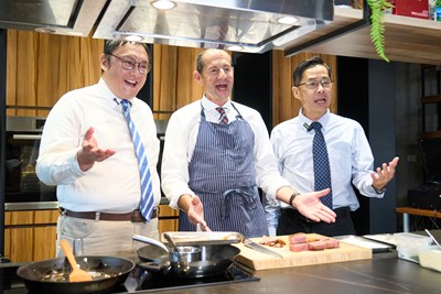 谷力哲處長(中)以標準中文唱腔與鄭副市長及張局長一同唱起經典老歌