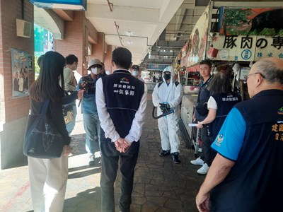 張局長至建國市場視察清消作業